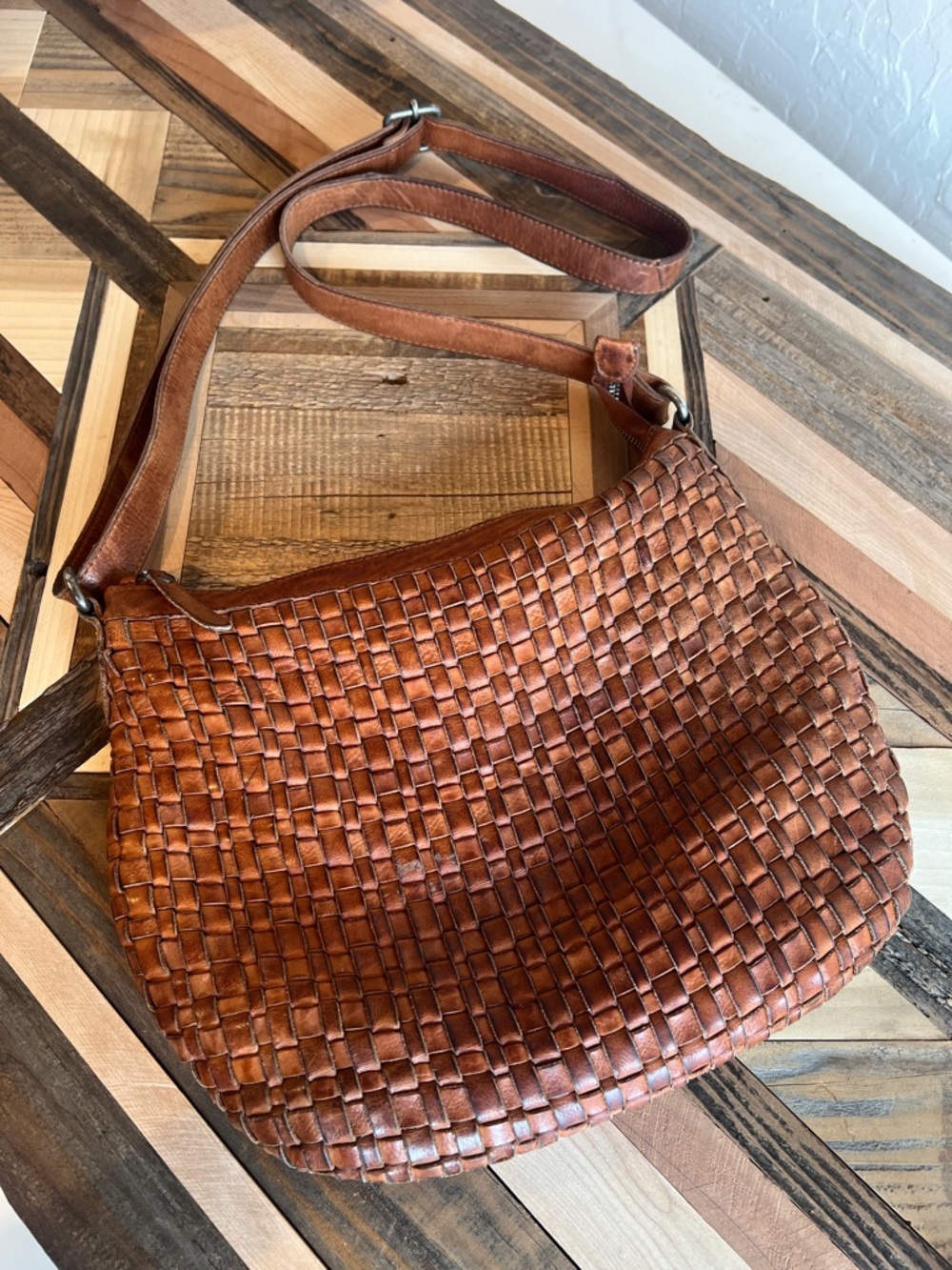 Vilenca Holland Woven Leather Shoulder Bag in Brown